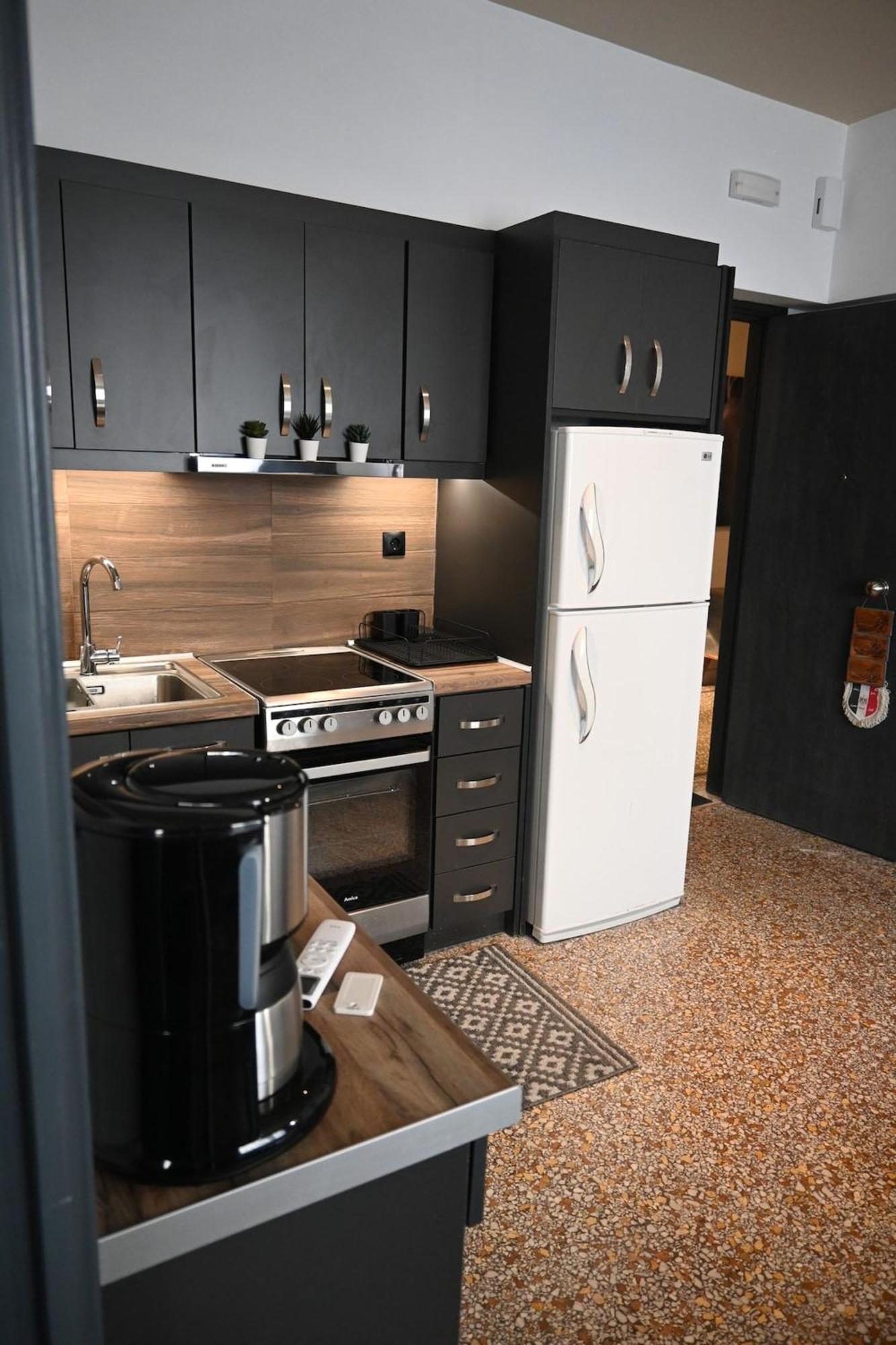 Haris 303 Apartment By Vpn Accomodation أثينا المظهر الخارجي الصورة